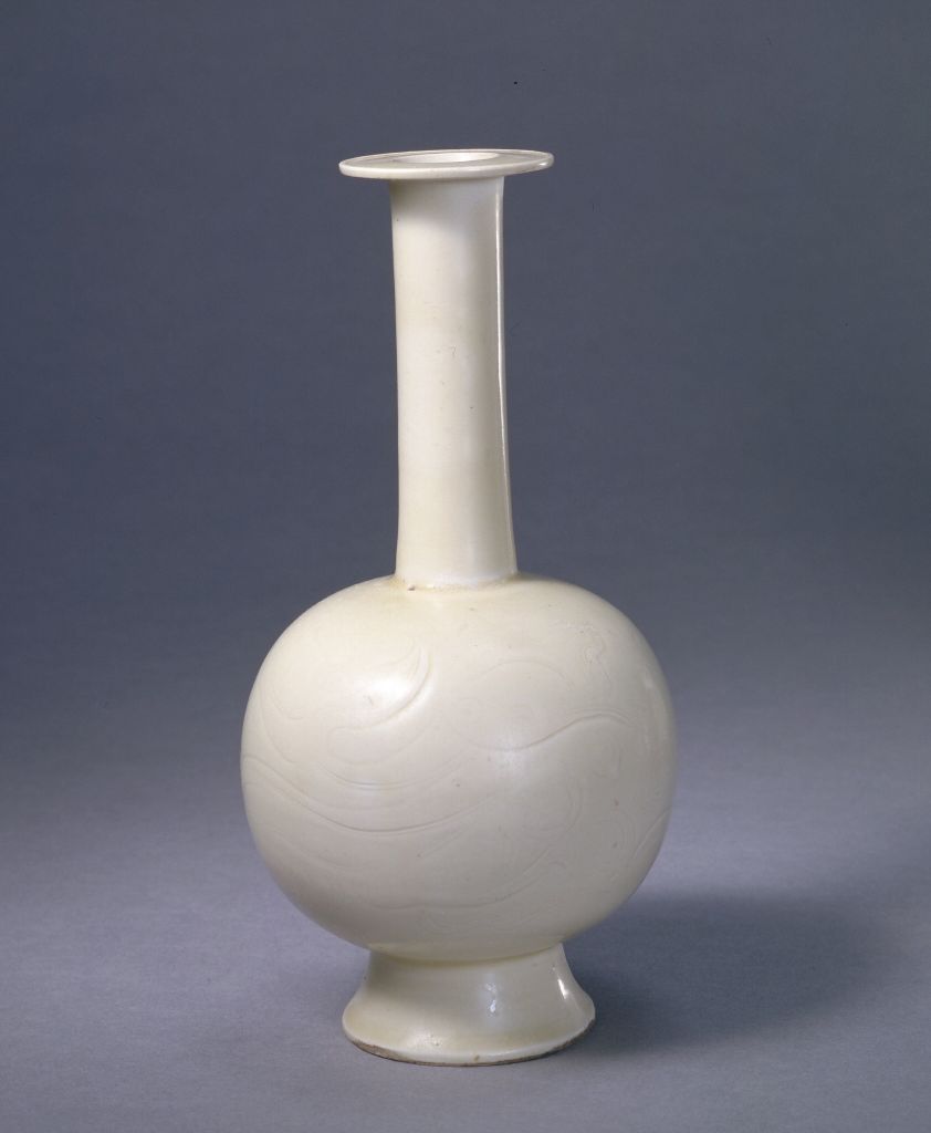 图片[1]-Ding Kiln White Glaze Carved Dragon Carved Pattern Straight Neck Bottle-China Archive